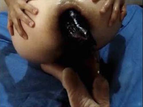 Close Up – Italian bitch hairy anus penetration giant eggplant