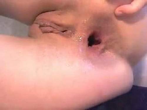 Gaping Asshole – Perverse girl in mask giant anal gape amateur