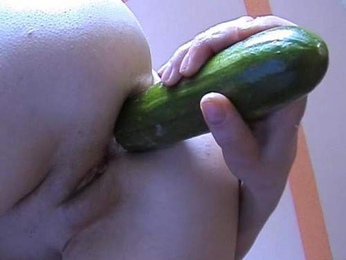 Cucumber Penetration – Booty girl solo penetration cucumber in ass
