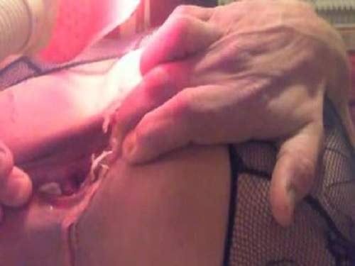 Webcam – Hot wax in anal male webcam closeup