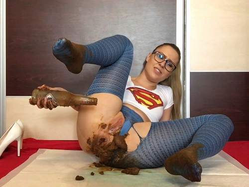 Ella Gilbert – Supergirl Ella Gilbert penetration bottle in her scat ass