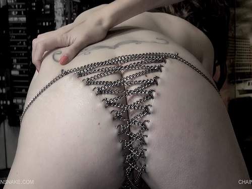 Piercing Labia – Iron chain penetrates the many piercing rings on pussy