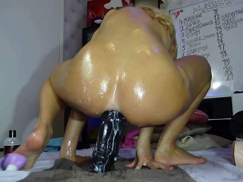 Colossal Dildo – Kitty girl Siswet19 again insertion rubber gnome and ball in her ruined anus hole