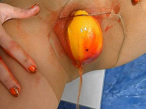 Vegetable Pussy – Scat girl penetration orange in her pussy in bloody period