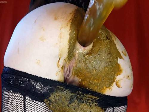 Shitting Dildo – Amateur dirty scat girl penetration rubber toy in her narrow anal rosebutt
