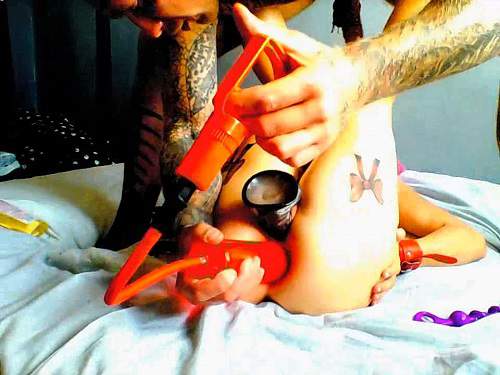 Close Up – Girl gets dildo penetration during anal pump with insane tattooed male