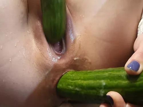 Amateur – Fisting_squirt Cucumbers in my ass and pussy make me squirt Anal fisting with vegetables