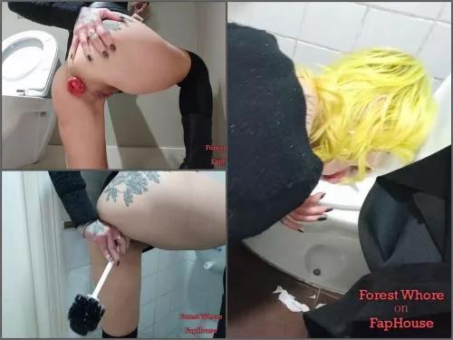 Dildo anal – Forest whore Drinking piss while walking around the city and licking public toilets – Premium user Request